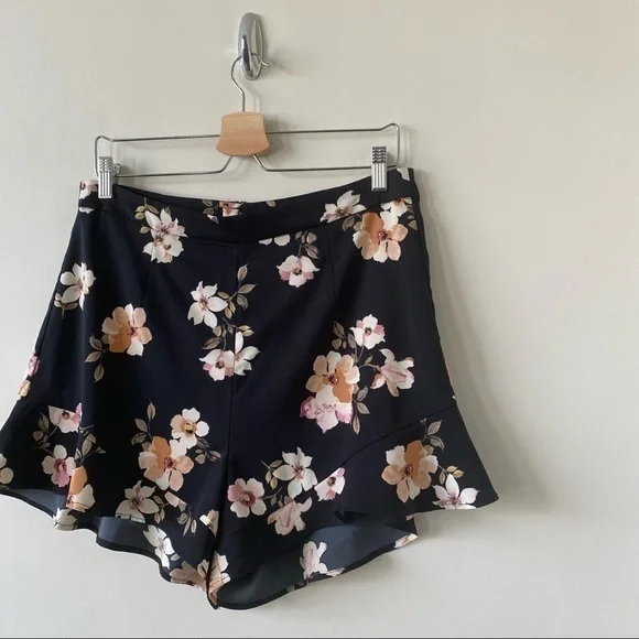 DYNAMITE-HIGH Rise Ruffle Hem Floral Shorts (Size:Large) - Picture 4 of 10
